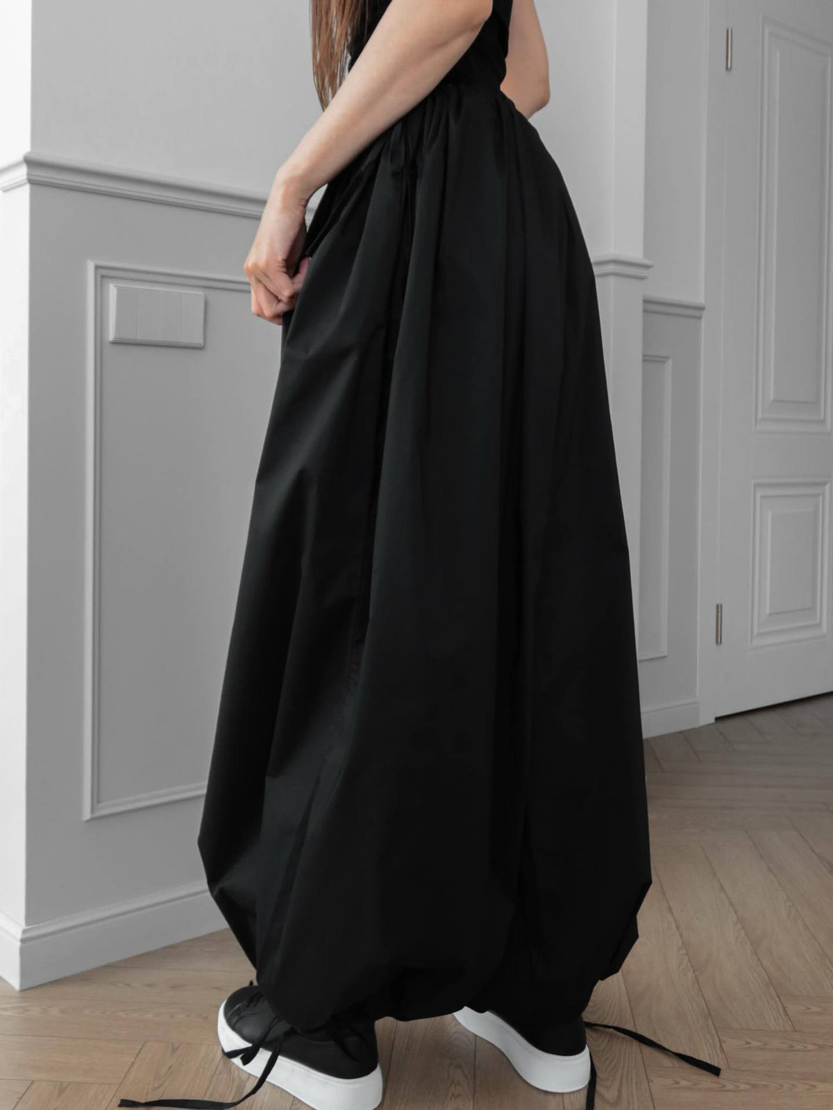 Flow Pants in black, full outfit